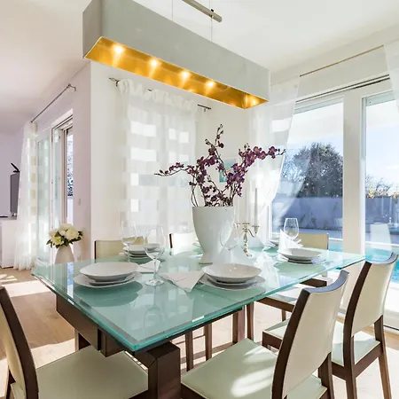 Villa Casablanca - *