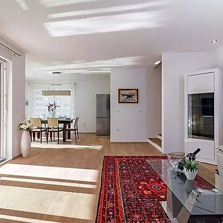 Villa Casablanca - *